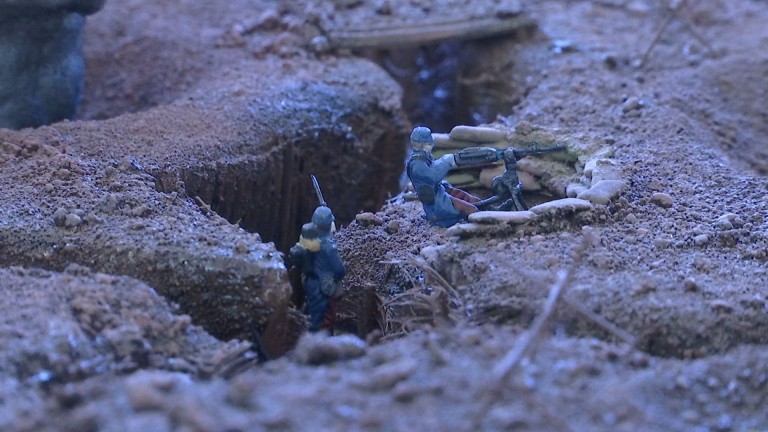 Une maquette des tranchées de 1915 au musée Baillet-Latour