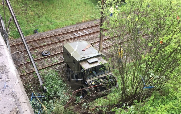 Libramont : Un véhicule militaire chute sur les rails