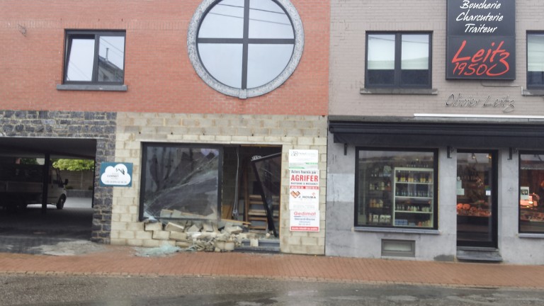 Vitrine emboutie par une voiture à Libramont