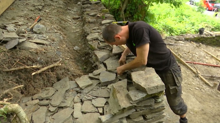 Apprenez à monter des murs en pierres sèches