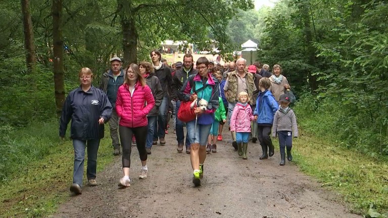 Chiny. 400 marcheurs contre la vente de la forêt des Croisettes