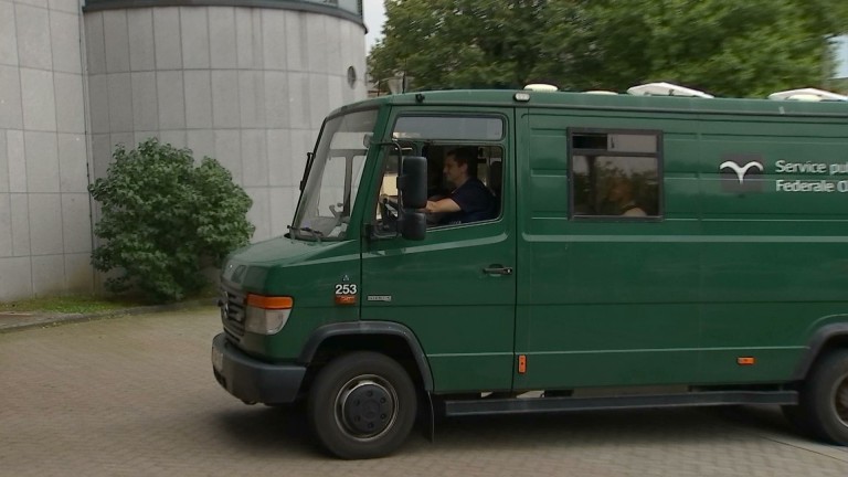 Voiture bélier à Assenois : père et fils restent en prison