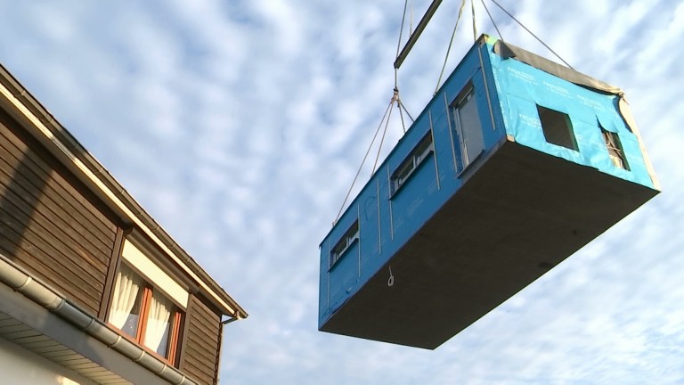 Spectaculaire : installation d'un module de 9 tonnes à Erezée