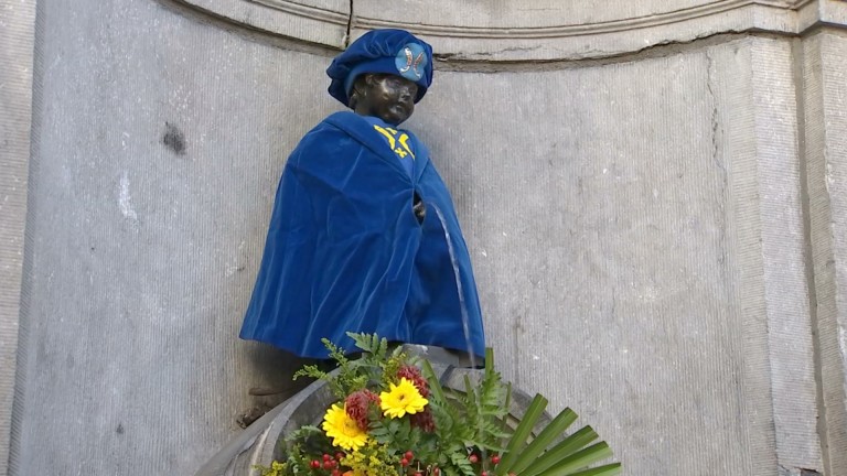 Manneken-Pis enfile la cape de chevalier du Comté de Chiny