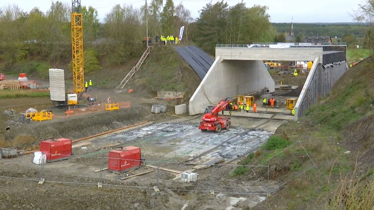 Chantier du contournement à Marche-en-Famenne: pose d'un pont-cadre cette nuit