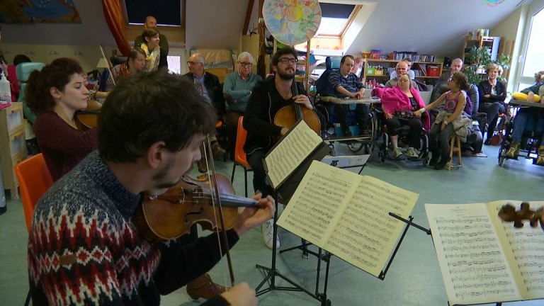 Un quatuor français joue pour les résidents de la Petite Plante