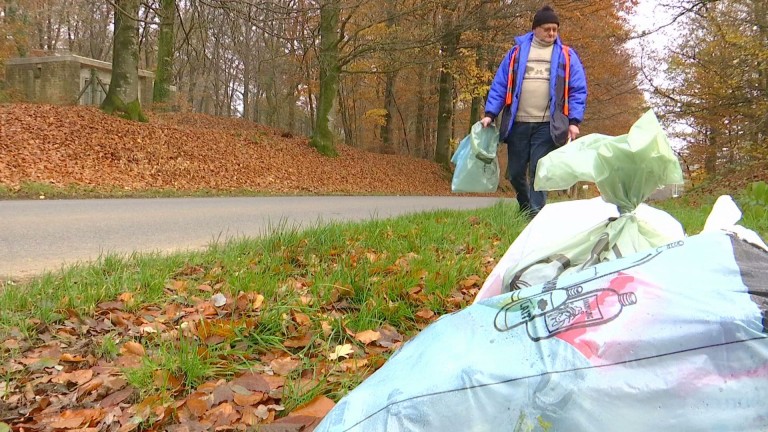 Infatigable René Devillet, il ramasse les déchets abandonnés à Saint-Vincent