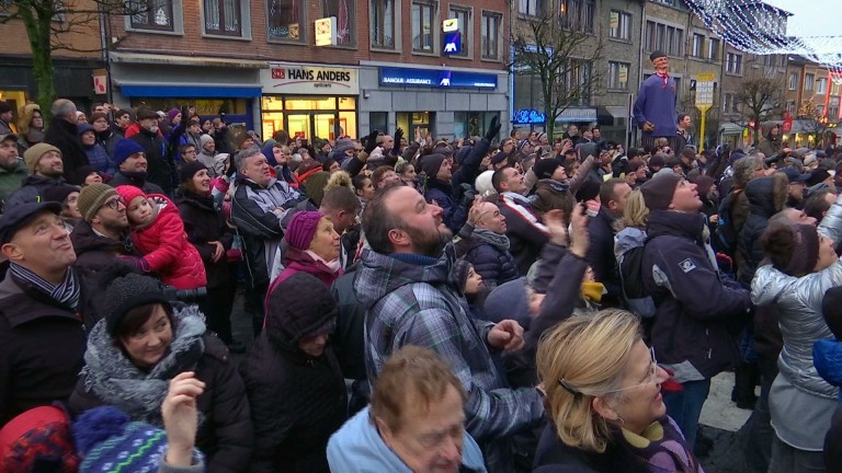 Grande foule pour le jet de noix à Bastogne