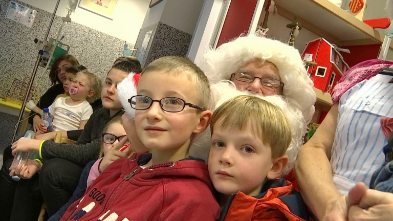 Le père Noël rend visite aux enfants à l'hôpital d'Arlon