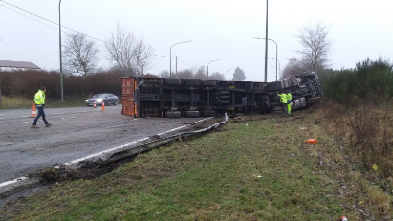 N4 : un camion sur le flanc à Mande-Saint-Etienne