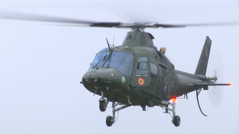 1.000 élèves de l'Athénée Royal d'Arlon ont assisté à l'atterrissage de l'hélico de la Défense!