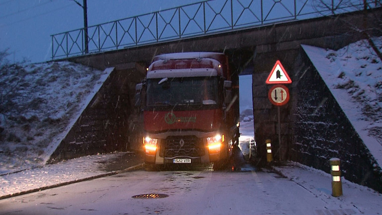 Bertrix. Un poids-lourd coincé sous le pont