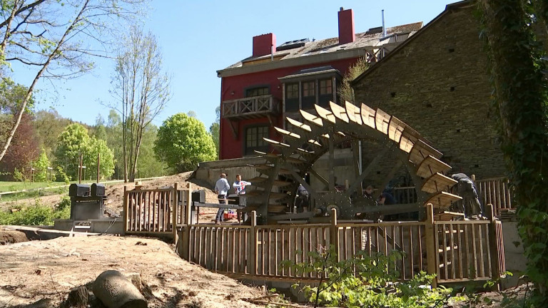 Houffalize: une nouvelle roue pour le moulin de Rensiwez