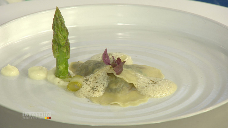 Ravioles de petits gris aux asperges et mousse d'ail