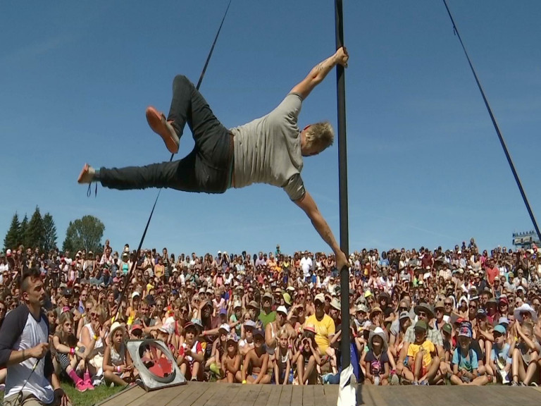 Du soleil, du monde et des artistes délirants au Festival de Chassepierre