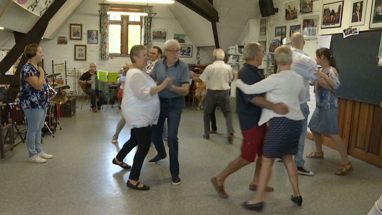 Apprendre les danses folkloriques wallonnes avec la Plovinète 