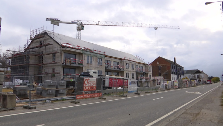 Chantier gigantesque à Habay : une résidence services et un bâtiment pour les enfants en construction