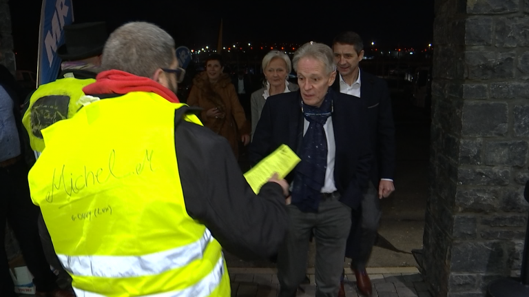 Un comité d'accueil de gilets jaunes aux voeux du MR