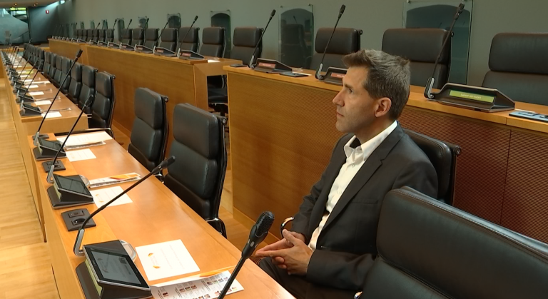 Jean-Philippe Florent, premier député wallon Ecolo Luxembourg, découvre le Parlement