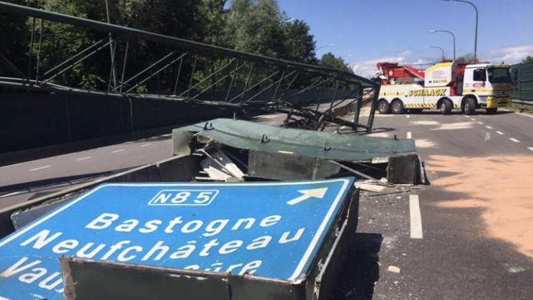 Un camion accroche un portique. La N4 bloquée à Bastogne