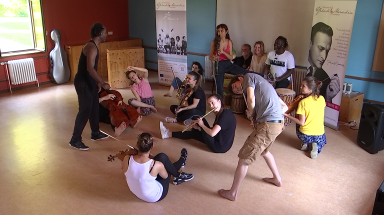 Des musiciens classiques "ouvrent leurs horizons" à Farnières