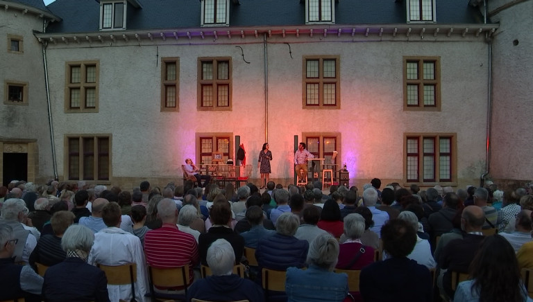 Gomery. Théâtre en plein air au château