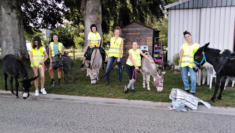 Les Petits ânes verts nettoient les rues de Tillet