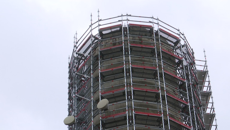 Un  échafaudage circulaire de 50 mètres de haut enlace la Tour de la Famenne