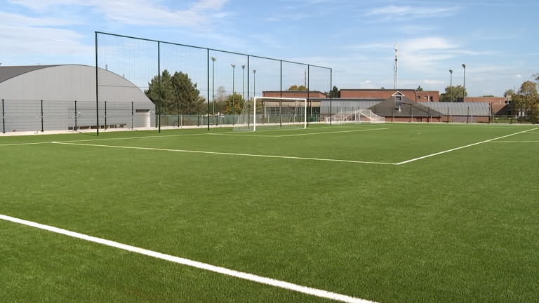 Le terrain synthétique de Marche prêt à l'emploi