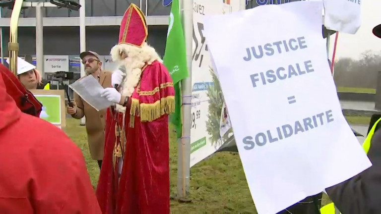 Arlon. Le St Nicolas du CNCD tire les oreilles du géant Ikéa