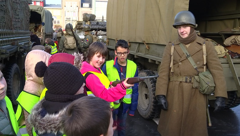 Bastogne : les enfants découvrent les véhicules militaires d'époque 