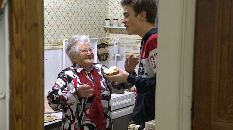 Centenaire, elle confectionne toujours des galettes pour sa famille