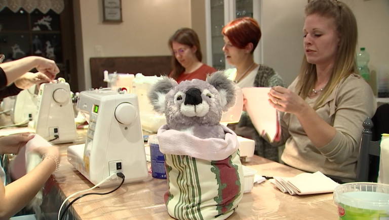 Léglise. Elles confectionnent des pochettes pour les koalas