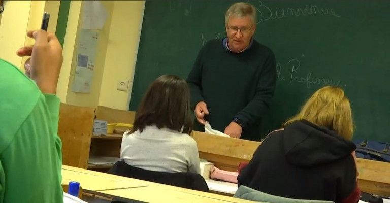 Il sort de huit ans de retraite pour donner cours à Bouillon