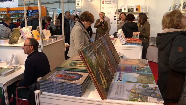 Moment d'échange entre Luxembourgeois à la Foire du livre de Bruxelles
