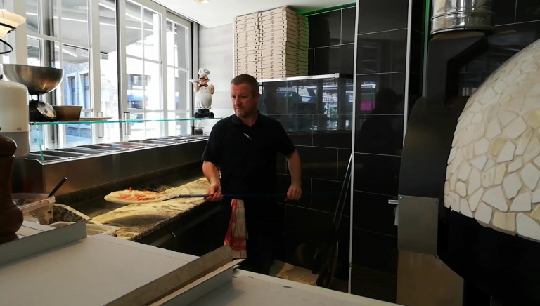 Il offre 100 pizzas au personnel de l'hôpital de Marche-en-Famenne