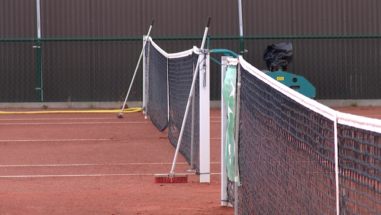 Les cours de tennis ne reprendront pas avant le 18 mai 