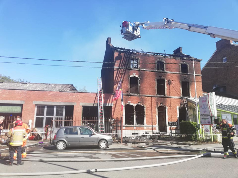 Trois personnes décèdent dans un incendie à Bomal