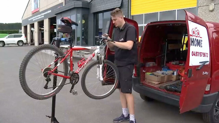 Chenogne : il répare les vélos à domicile