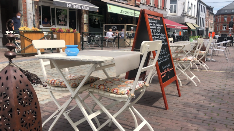 Marche-en-Famenne. Les terrasses de la Place aux Foires s'étendent