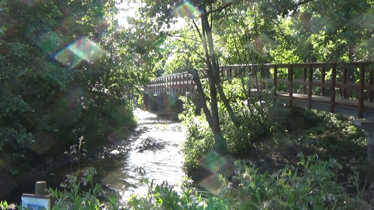 Resteigne (Tellin) : la passerelle traverse à nouveau la Lesse