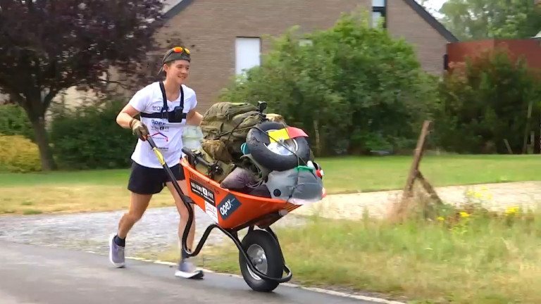 Célie fait le tour de la Belgique avec sa brouette