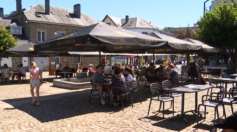 Houffalize : une place publique transformée en terrasse