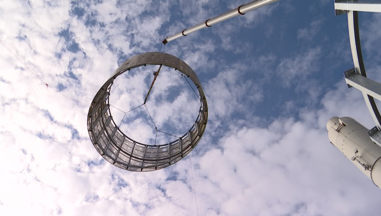 Fixation de la nouvelle partie sommitale de la tour de la Famenne 