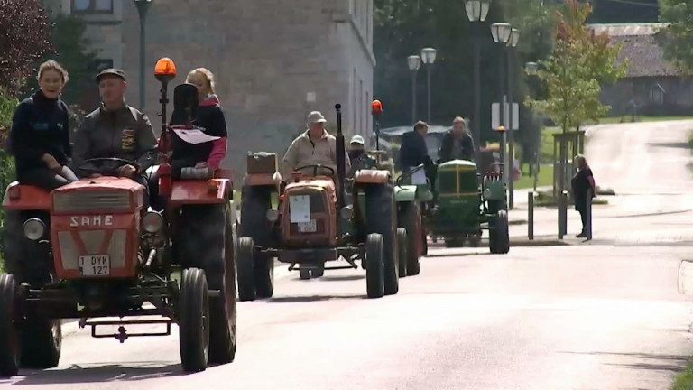 Izier. Concentration de vieux tracteurs