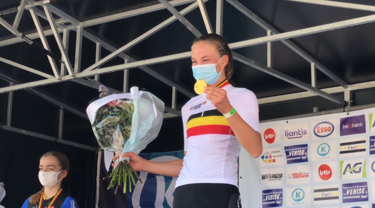 Déjà championne en VTT, Julia Grégoire décroche le titre national sur route chez les débutantes !