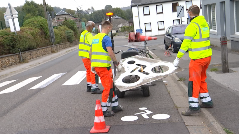 Libramont : une bande cyclable en cours de marquage