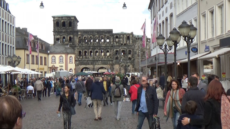 Trèves : un véhicule percute des passants en zone piétonne, plusieurs morts