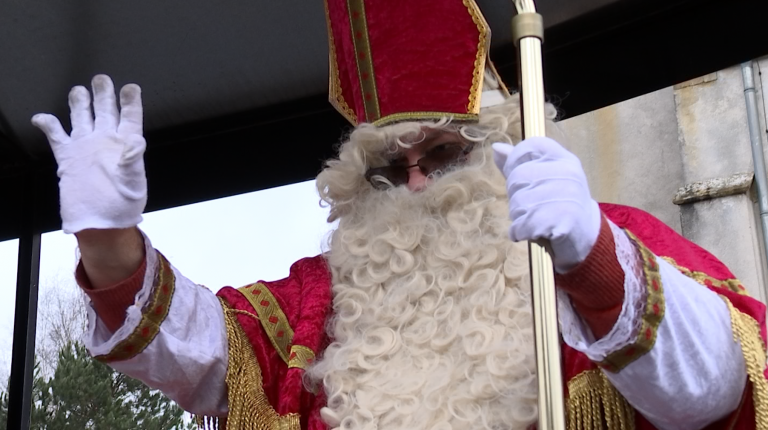 Sur son char, St-Nicolas a récompensé les enfants à Martelange 