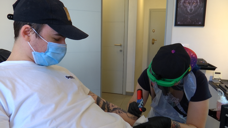 Marche: Florence, tatoueuse, retrouve aiguille et client 